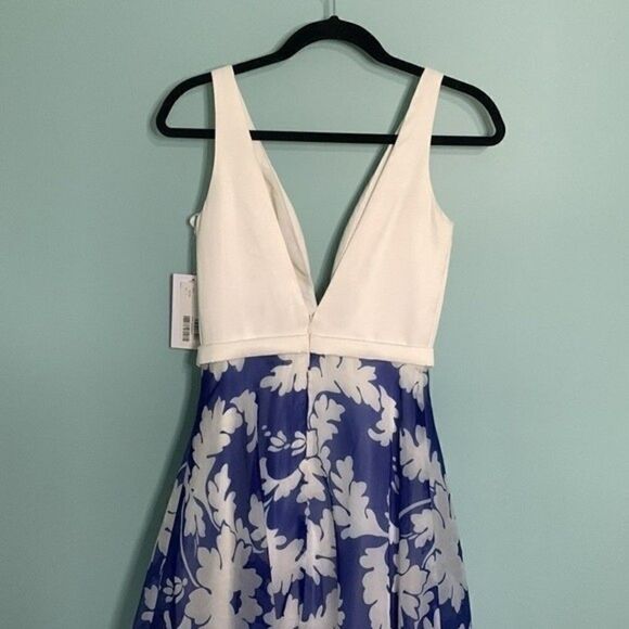 JVN by Jovanni Plunging Neck Gown NWT - Picture 7 of 10